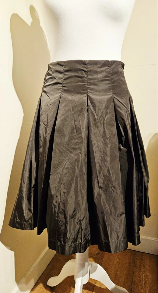 Falda Prada Verde Oliva Marrón Acampanada Plisada Efecto Satinado Hasta la Rodilla UK12 IT44 Foto 2 de 4