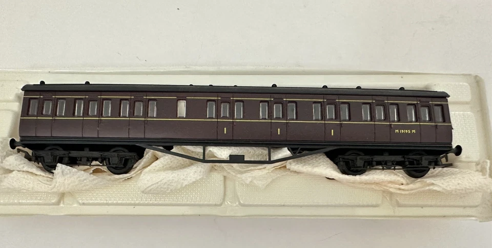 Airfix Railway System OO Scale 57Ft.Lav. Composite Non-Corridor B.R. 54252-6 - Image 2 of 4