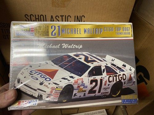 REVELL MONOGRAM Michael WALTRIP'S CITGO FORD "101 DALMATIONS" 1/24 NASCAR MODEL - Picture 3 of 3