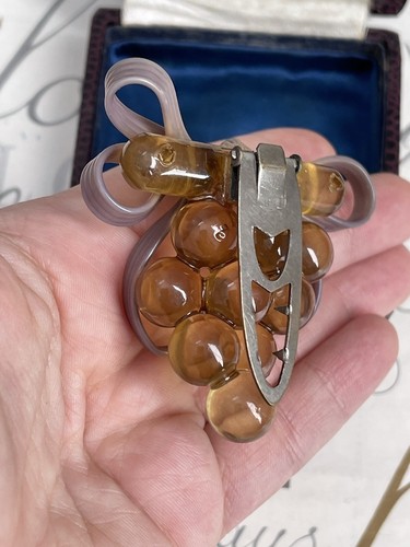 Antique brooch Grapes Fur Clip 1920-30s Bakelite early plastic beautiful rare!!! - Picture 10 of 12