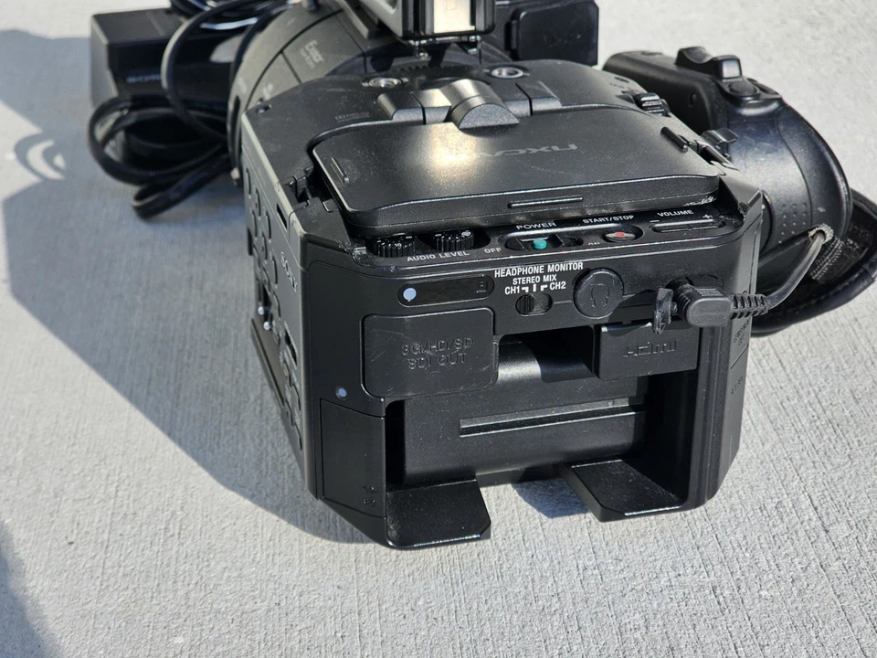 Sony NEX-FS700U Super 35mm CMOS Camcorder Body with Battery - 4K Upgrade - Image 4 of 4
