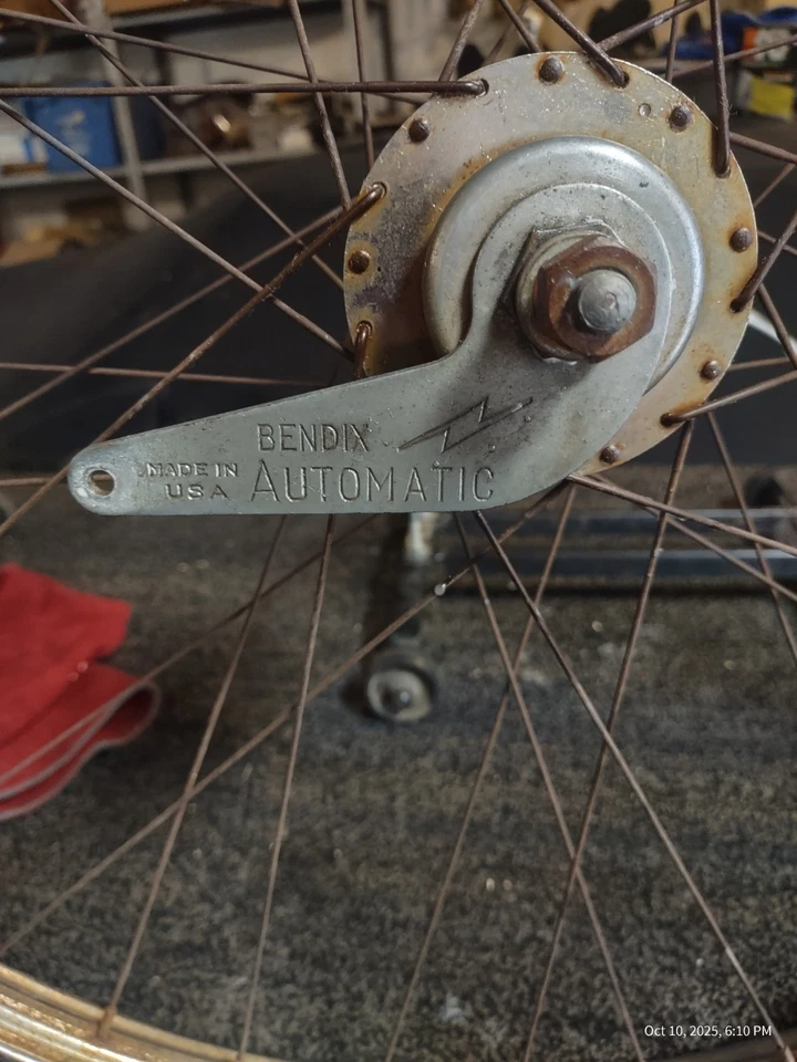 VINTAGE SCHWINN TUBULAR RARE 60’s 26" WHEEL WITH 3 LINE AUTOMATIC BENDIX HUB - Image 3 of 4