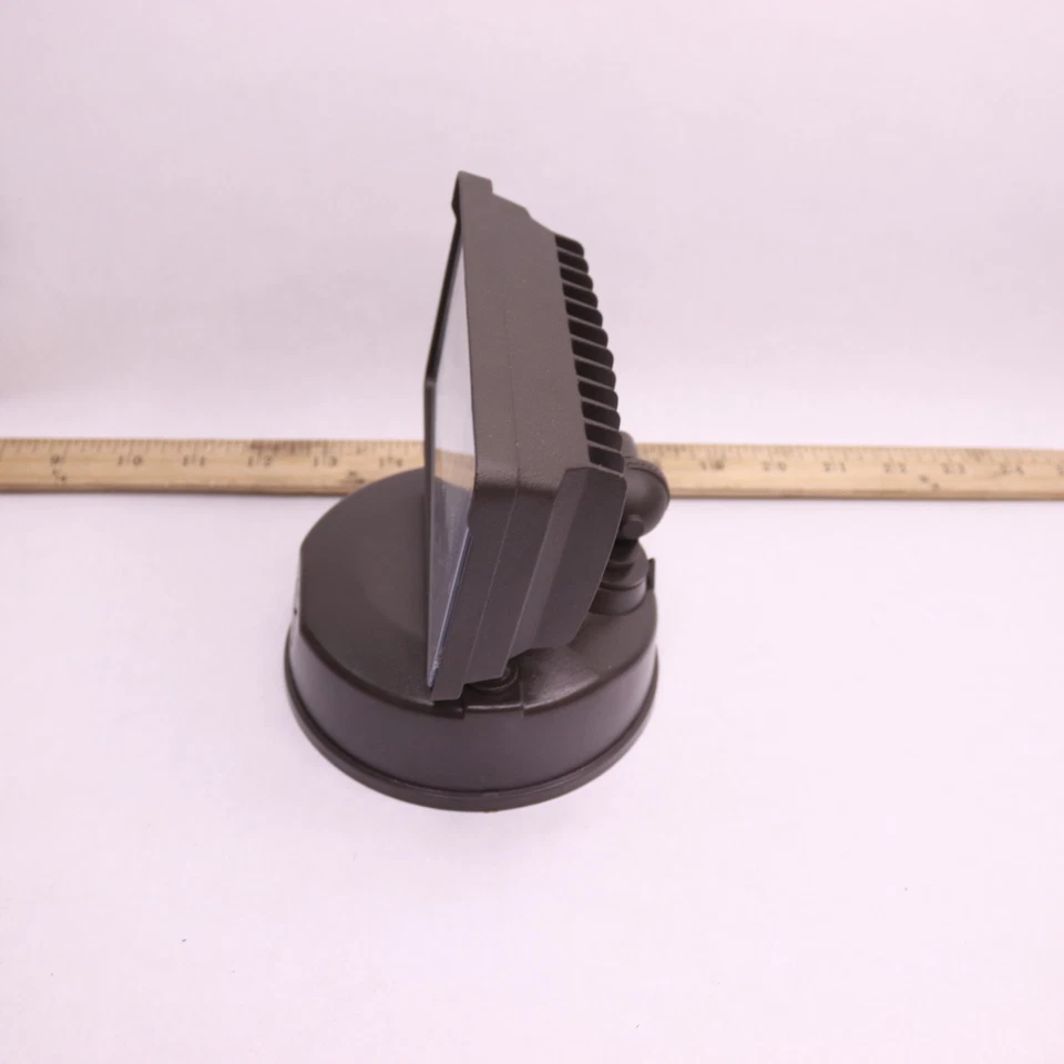 Luz LED integrada para exteriores Halo TGS de inundación y seguridad cabeza cuadrada única bronce Foto 4 de 4