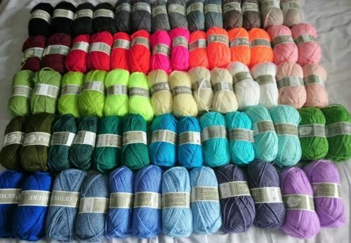Pack Handarbeitsgarne aus Acryl