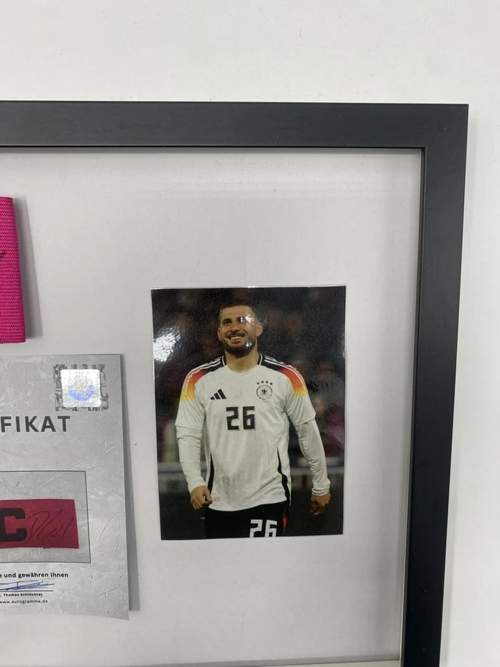 Kapitänsbinde Deniz Undav signiert im Rahmen Deutschland Fußball Autogramm - Bild 4 von 4