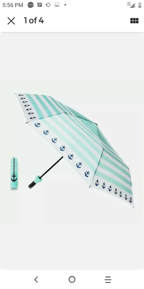 Paraguas botella Vinrella junto al mar Foto 3 de 4