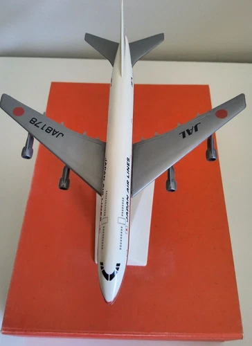 JAL JAPAN AIRLINES JA8178 FIGURINE AND STAND - Picture 2 of 6