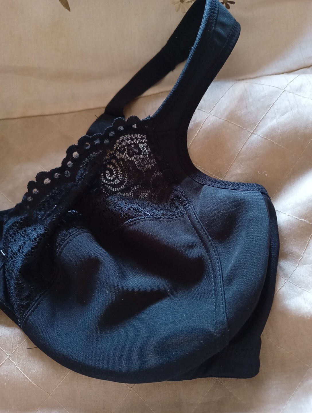 42B black Glamorize bra. Front fastening. No Padding Underwired Full