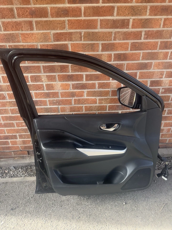 Nissan Navara puerta delantera de pasajero negra 2017 NP300 Foto 3 de 4