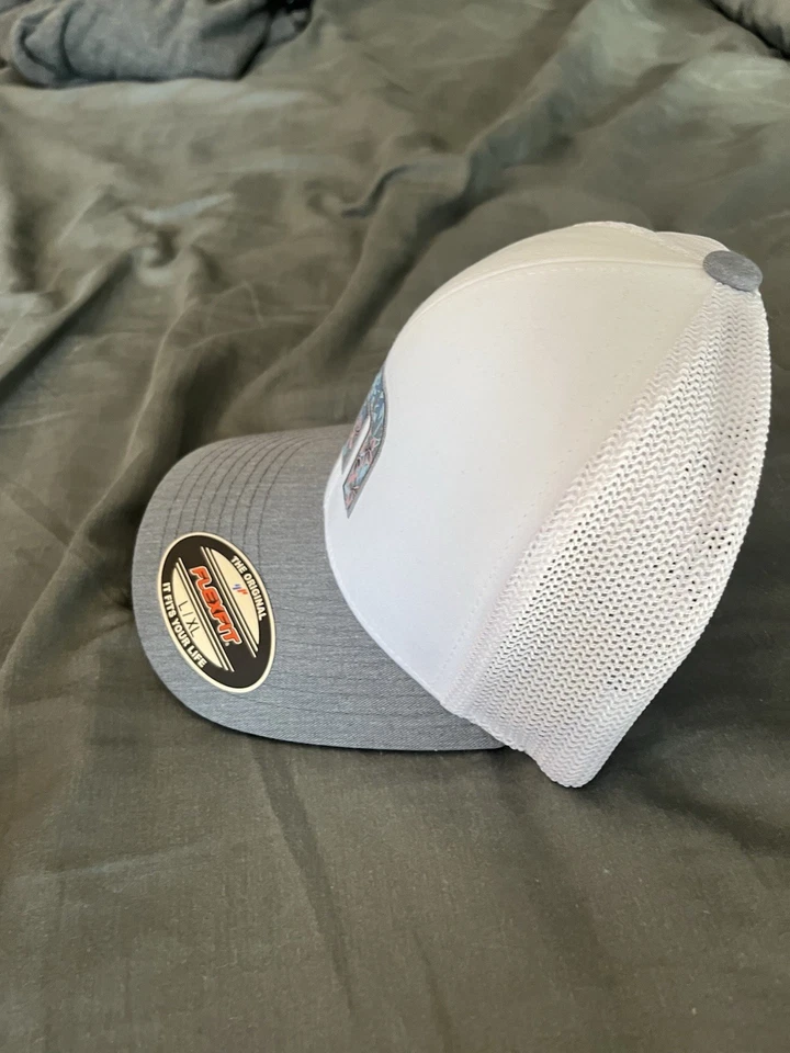 Gorra de golf Travis Mathew Flexfit para hombre talla L/XL gris claro/blanco nueva con etiqueta Foto 2 de 4