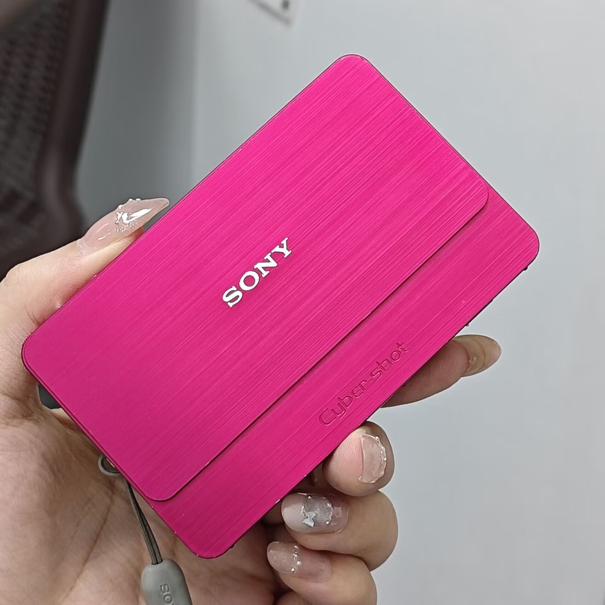 SONY Cyber-shot DSC-T700 Digital Camera 10.10 MP 4X Zoom Touch