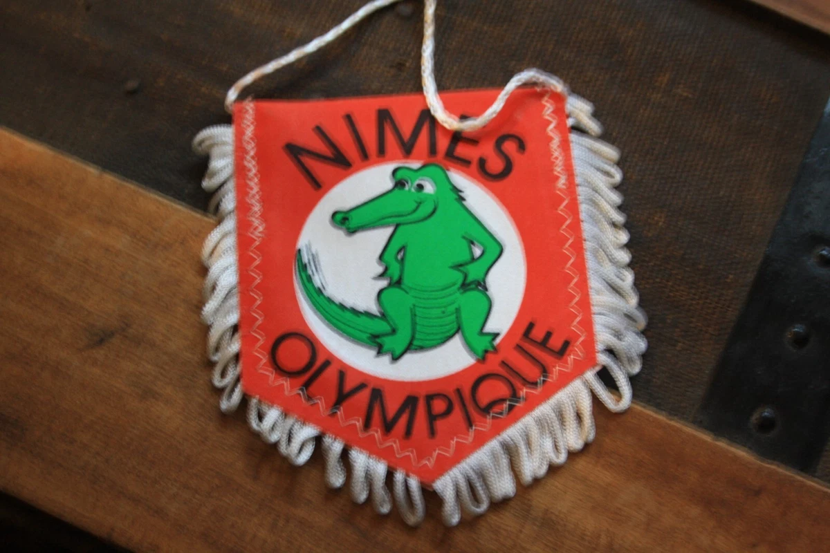 Grand Fanion Vintage Nîmes Olympique - Pennant Football Club Français Avant 2000