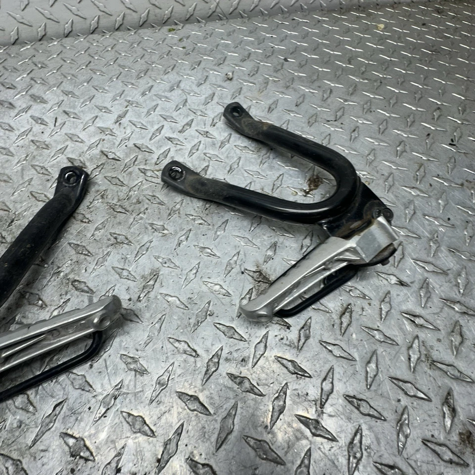 89-99 Yamaha FZR600R reposapiés pasajero trasero reposapiés 3HE-2742L-01-00 Foto 3 de 4