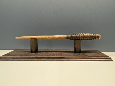 Handgefertigter Holzstab - individuell geschnitzt, Unikat Zauberer Hexenstab Magie 30 cm