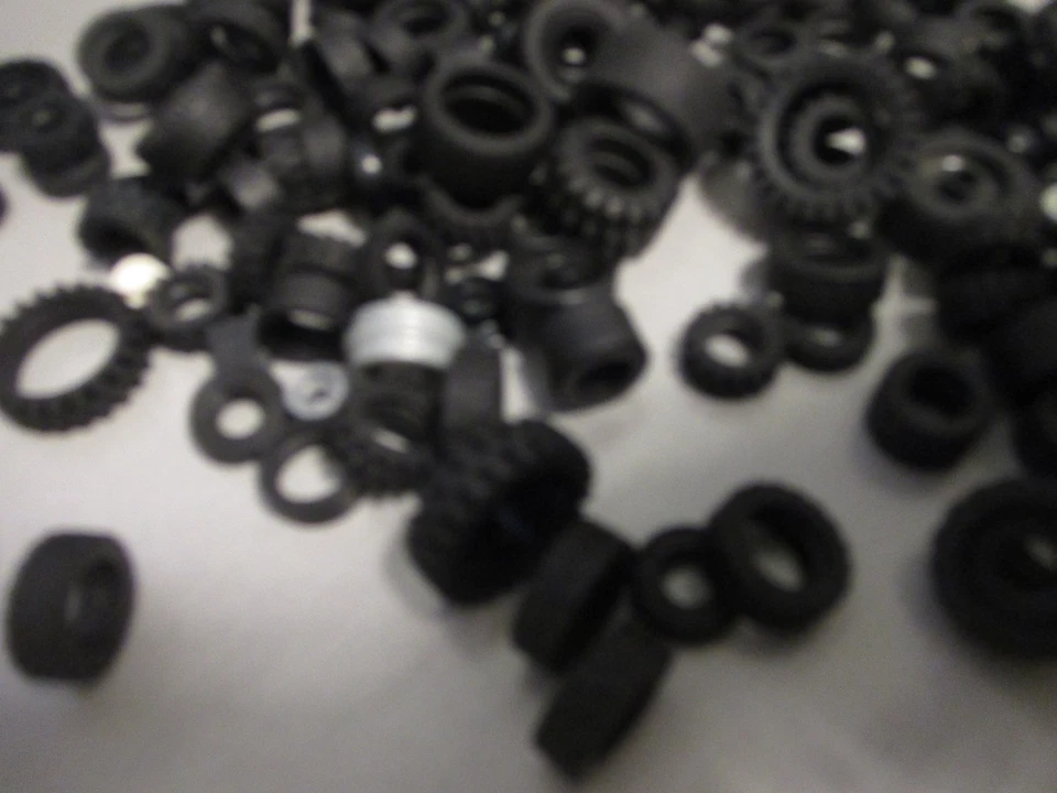 Lego; 200 Gramm Reifen; Kleinreifen; ohne Felgen; schwarz:(Y) - Bild 4 von 4