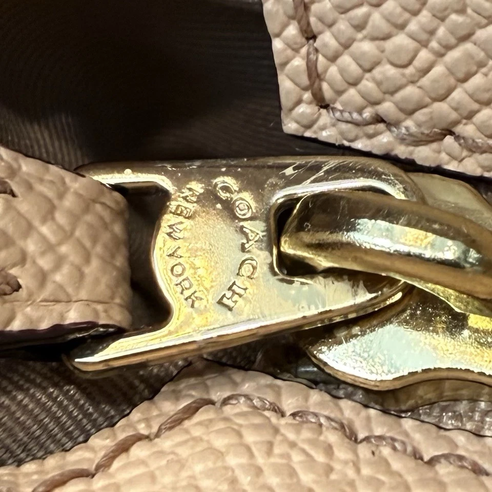 Сумка с короткими ручками и бумажник Coach F29129 городская на молнии звездная пыль с заклепками цвет Nude Pink - Изображение 3 из 4