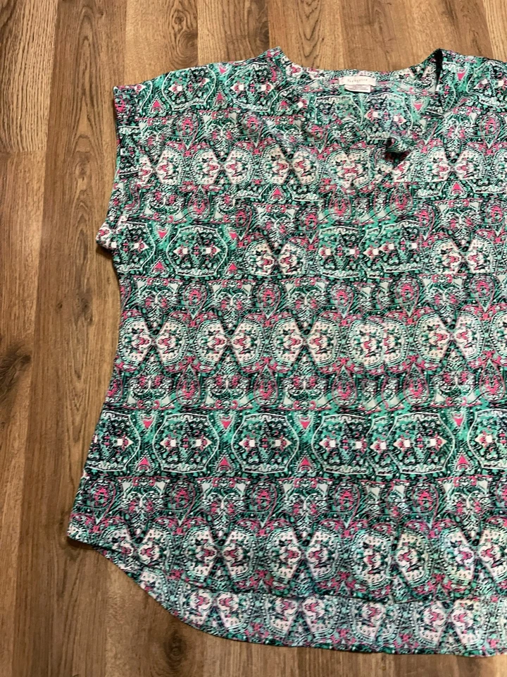 Camisa Van Heusen, para mujer talla XXL, verde rosa blanco, estampado integral, sin mangas Foto 3 de 4