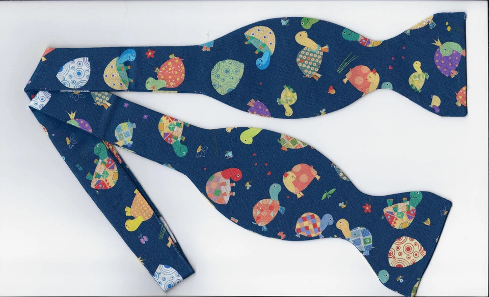 Pajarita Tortuga, Tortugas Coloridas en Azul Marino, Regalo para Profesor, Pajarita Autoatada Foto 3 de 4