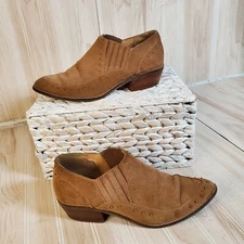 Crown Vintage Western tan suede stud accents stacked heel ankle booties size 8 