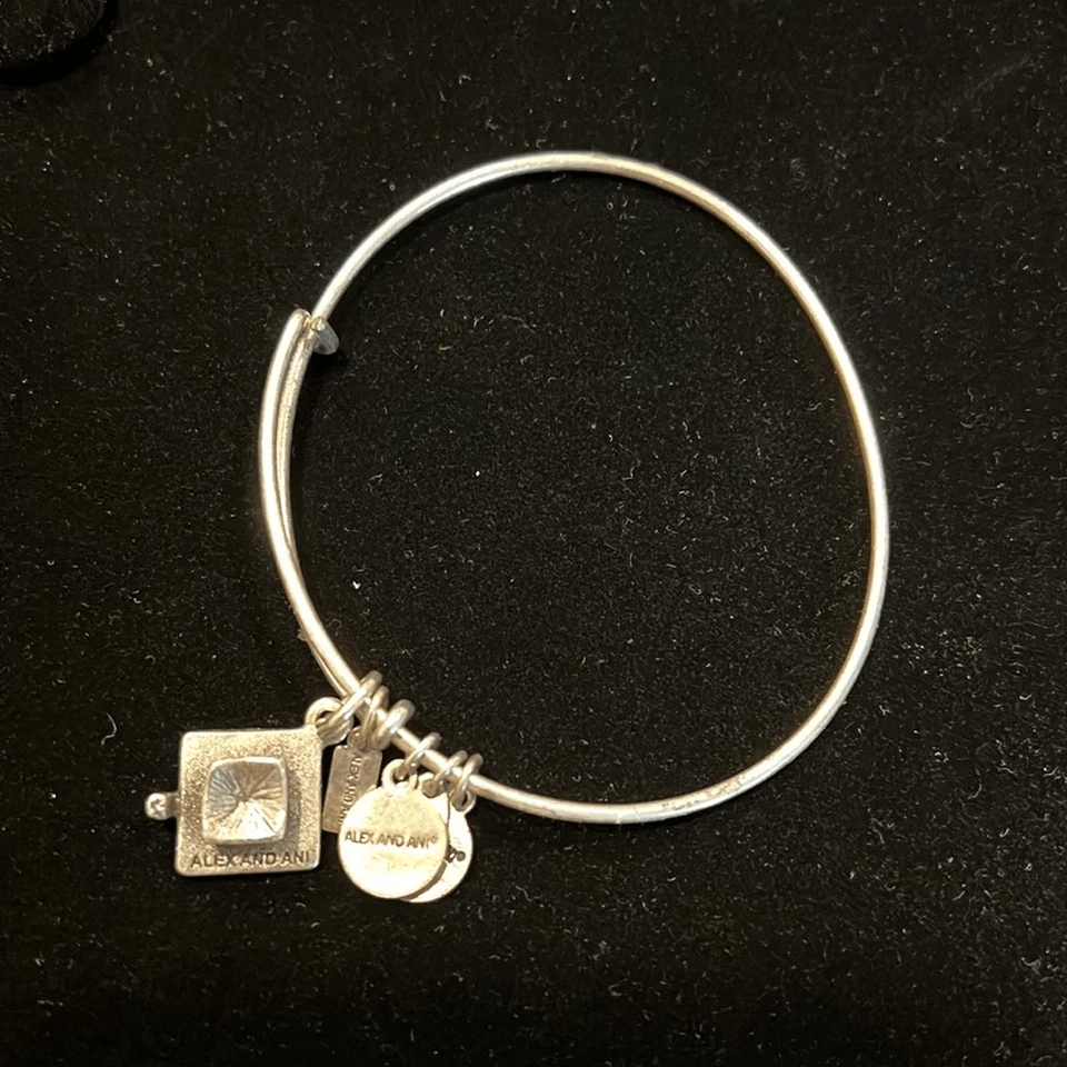 Alex and Ani 2018 Graduate Bracelet - Imagem 2 de 3