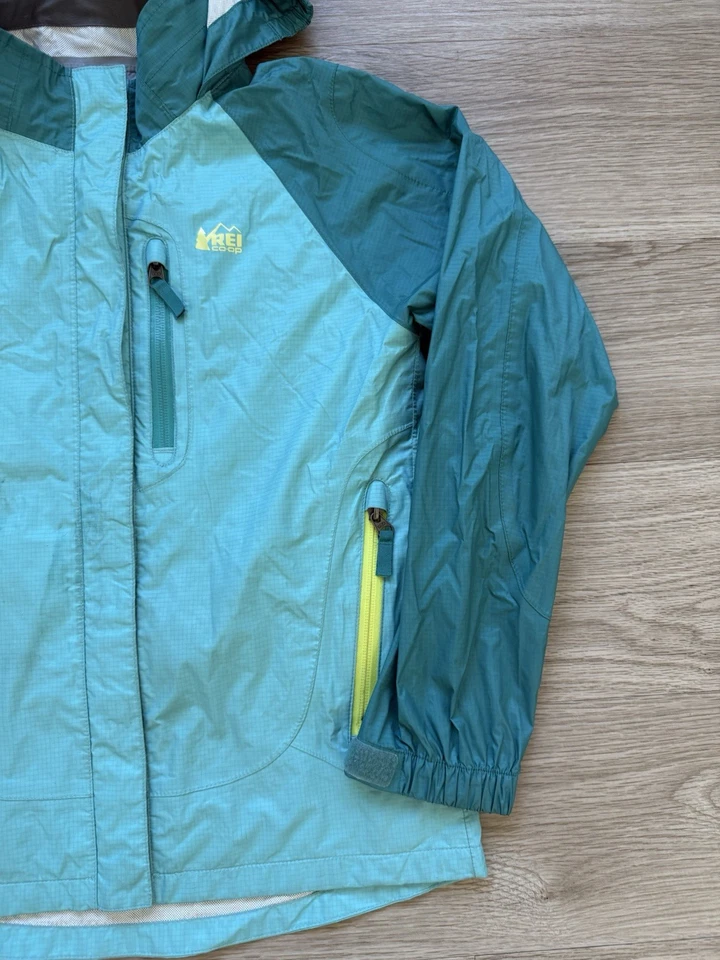 Jaqueta de chuva feminina REI zíper completo com capuz azul tamanho M (10-12) bolsos com zíper inverno - Imagem 2 de 4