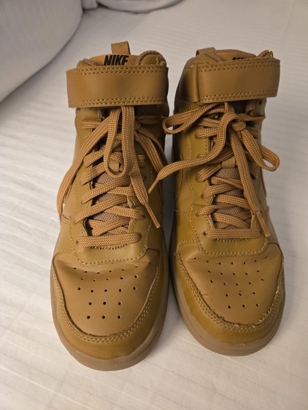 Nike Big Kid Court Borough Mid 2 Sneakers Boys Size 5Y Tan Pre Owned Looks New.