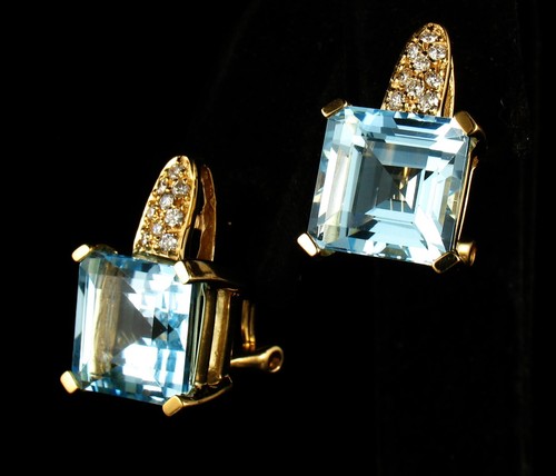 SONIA B. PENDIENTES HUGGIE FIRMADOS DE ORO AMARILLO DE ORO AMARILLO DE 14K AZUL FINO - Imagen 4 de 10