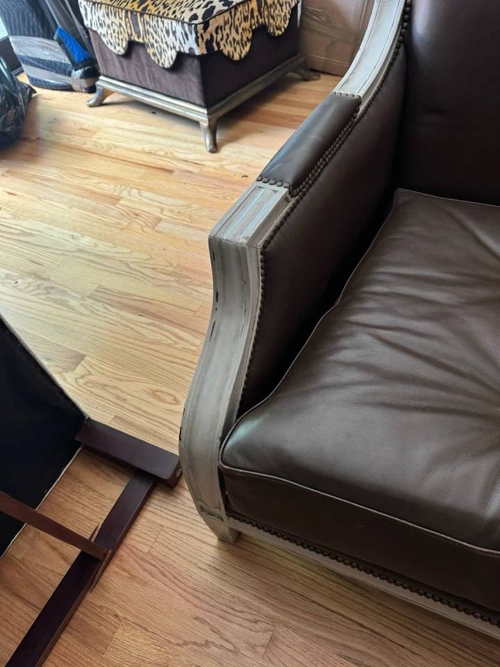 Sofá de cuero marrón con brazos y patas de madera (ligeramente usado) Foto 3 de 4