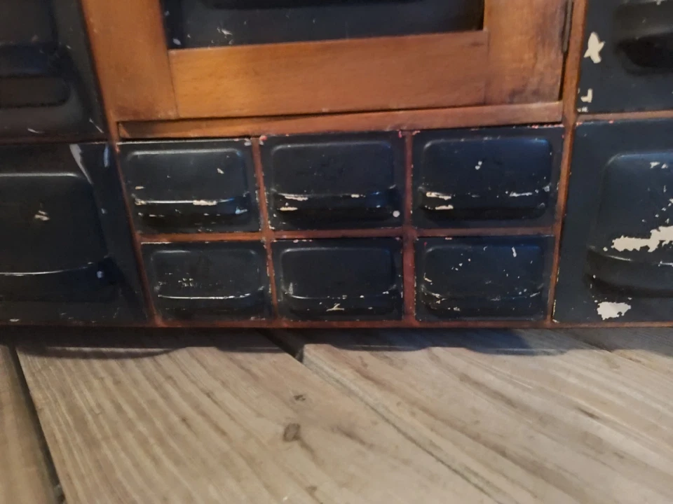 Винтажный кленовый настольный или настенный шкаф для специй 1920-30-х годов с жестяными ящиками - Изображение 4 из 4