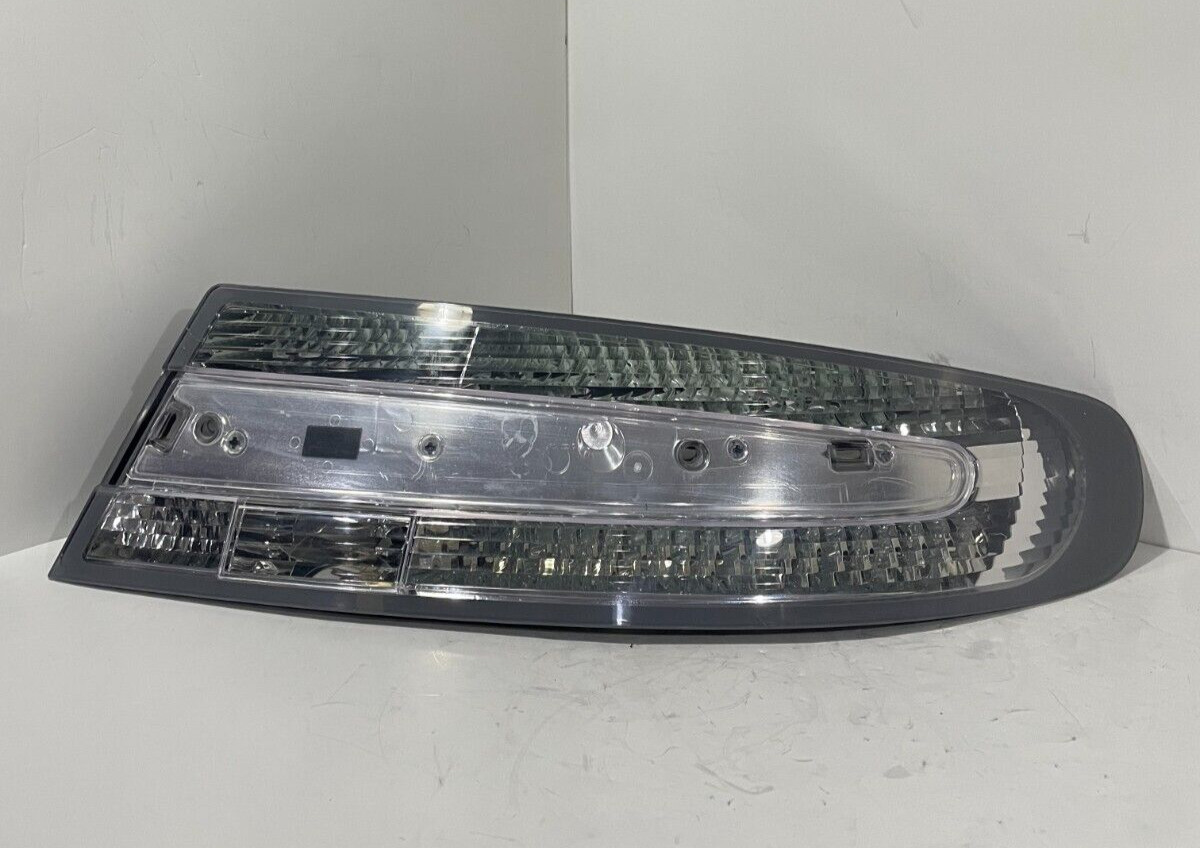 2005-2016 ASTON MARTIN DB9 RIGHT PASSENGER SIDE TAIL LIGHT GRAY 8D3313404-AJ OEM