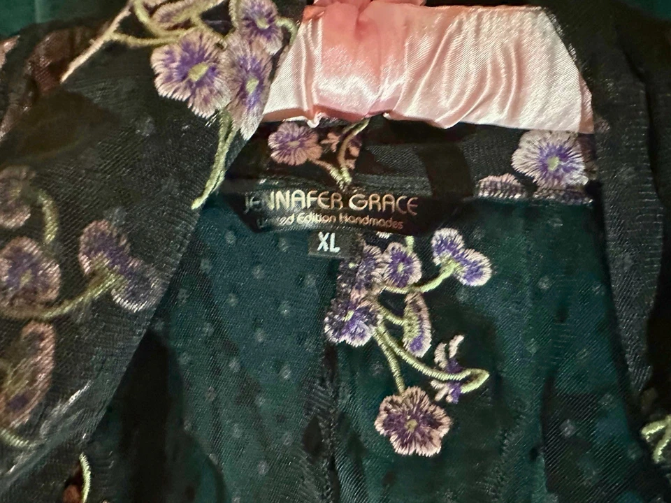 Dolman Hecho a Mano Punto Negro Transparente con Flores Bordadas Púrpura | Jennafer Grace Foto 3 de 4