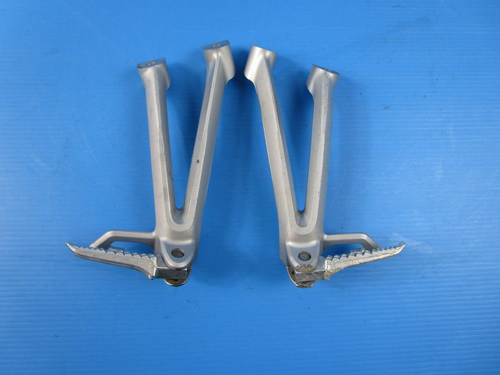 06 07 2006 2007 SUZUKI GSXR 600 750 REAR PASSENGER FOOT PEG BRACKET LEFT RIGHT