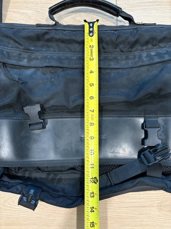 Bolso Mensajero Patagonia Negro Solapa Correa Ajustable Laptop Transporte de Negocios Foto 4 de 4