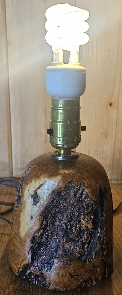 Винтажная деревенская настольная лампа из натурального дерева с живыми краями для каюты домика ранчо - Изображение 2 из 4