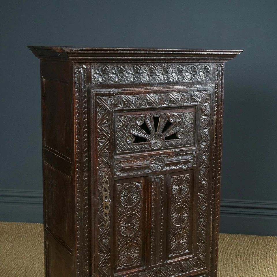 Antiguo armario de comida francés del siglo XIX tallado en castaño para amas de casa (1830) Foto 3 de 4