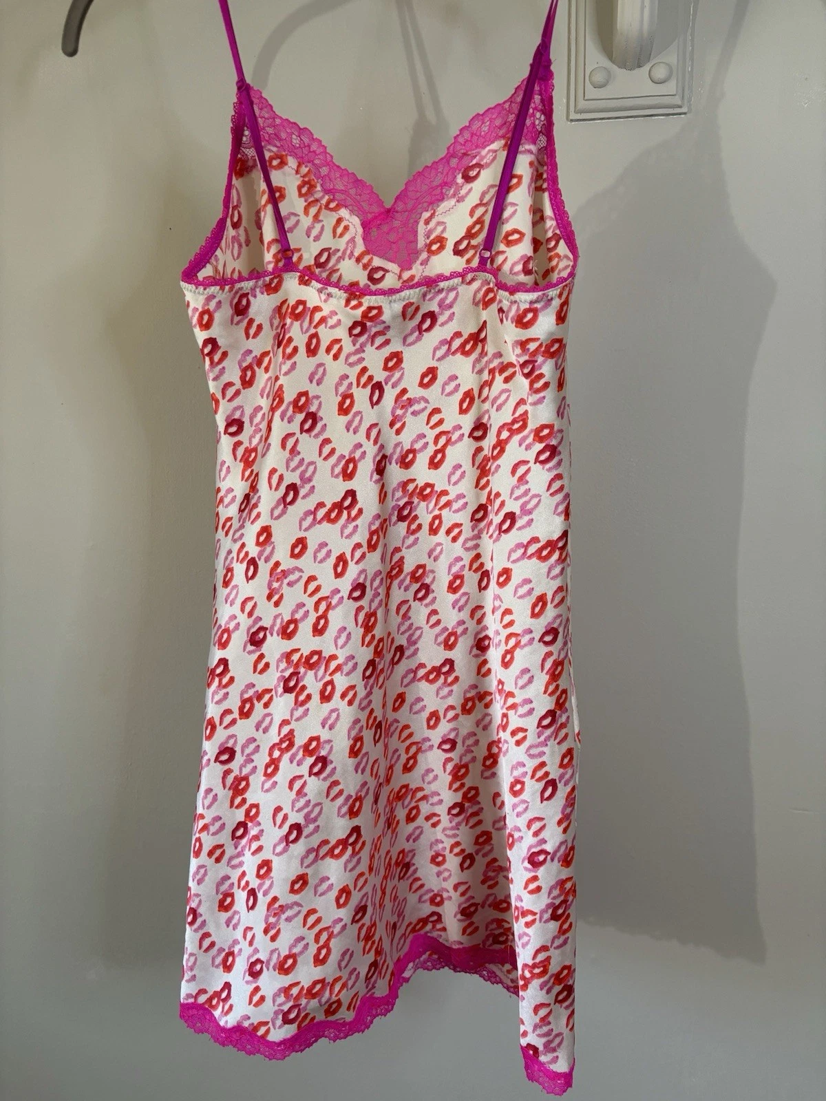 UNDERCOVER Abito vestito VICTORIA’S SECRET rosa labbra baci slip XS bordo pizzo