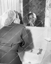 45np-1925 1948 Terry Moore does lipstick makeup check in dressing room film The