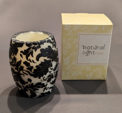 Natural Light Candle Company Duftkerze 4'' Damask-Blatt Hurricane (Weiß/Schwarz)
