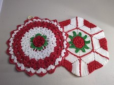 Vintage - szydełkowe uchwyty na garnki / gorące podkładki - zestaw 2-czerwone i białe róże
