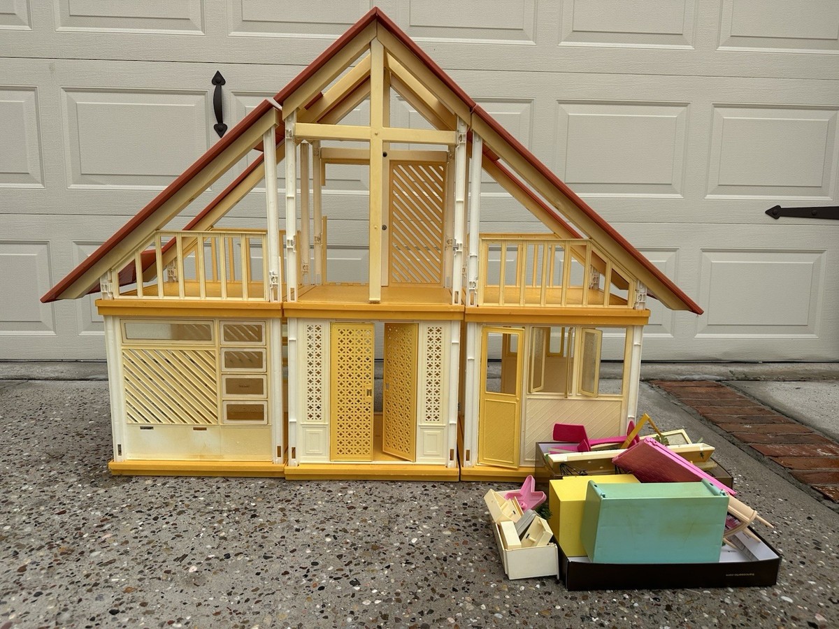 VINTAGE 1978 MATTEL BARBIE DREAM HOUSE A FRAME WITH A FEW ACCESSORIES 70s