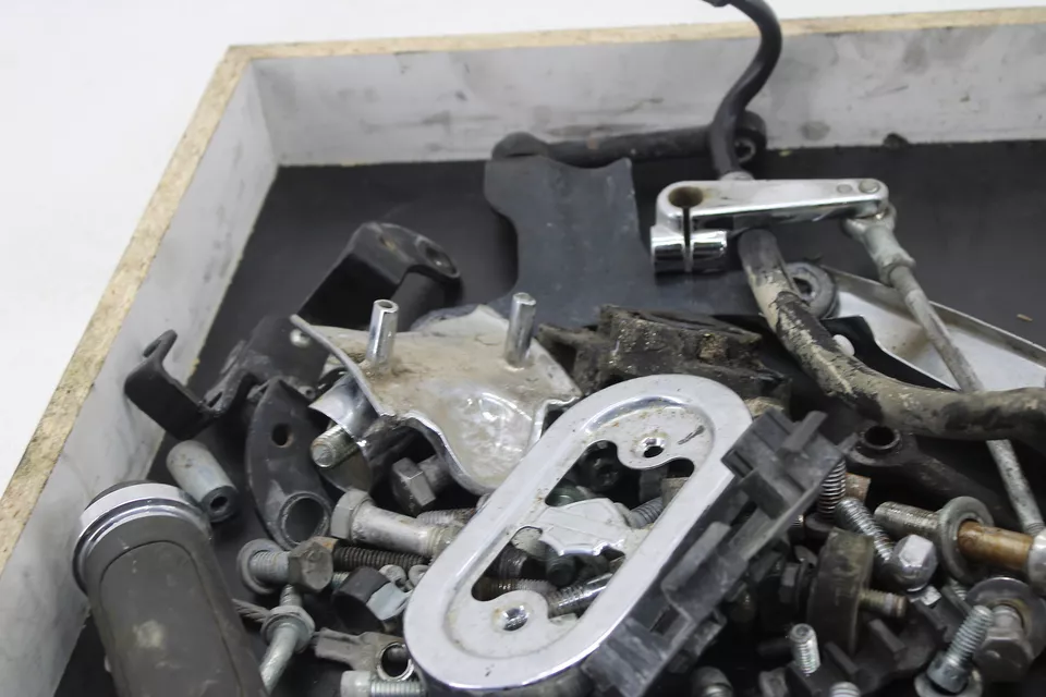 04-06 Harley-davidson Sportster 1200  Xl1200c Misc Bolts Hardware Screws - Image 2 of 4