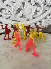 TIM MEE FRONTIER INDIAN RED YELLOW PINK PLASTIC TOY SOLDIERS LOT Of 14