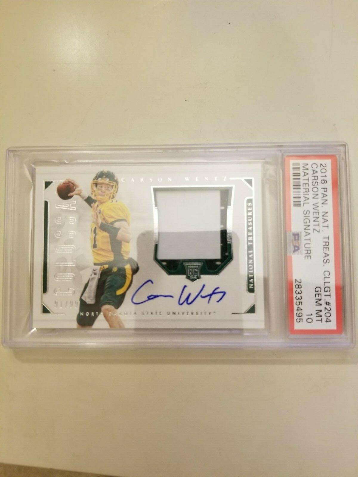 Carson Wentz Panini National Treasures Collegiate #204 Material Signature