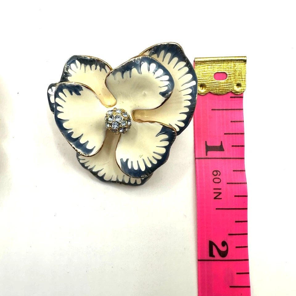 Kenneth Jay Lane Vintage Clip En Pendiente Flor Pétalo Crema Azul Esmalte Joyería Foto 3 de 4