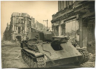 WWII PRESS PHOTO: RUSSIAN SU 76 SELF PROPELLED GUN IN DESTROYED BERLIN MAY 1945