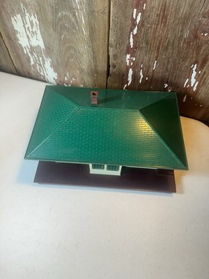 Vintage Lionel #132 Illuminated Station With Automatic Train Control Postwar