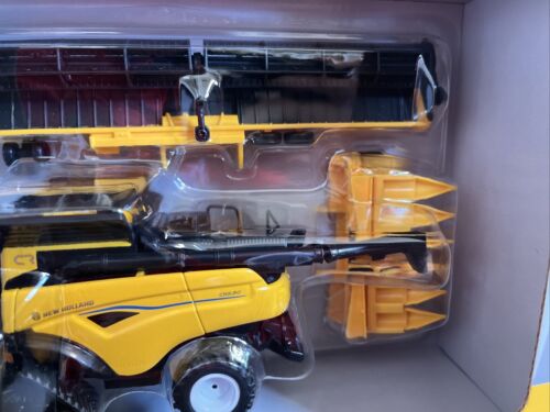 2023 FARM SHOW ERTL 1:64 New Holland CR9.90 SmartTrax Tracked Combine w/Heads - Picture 4 of 4
