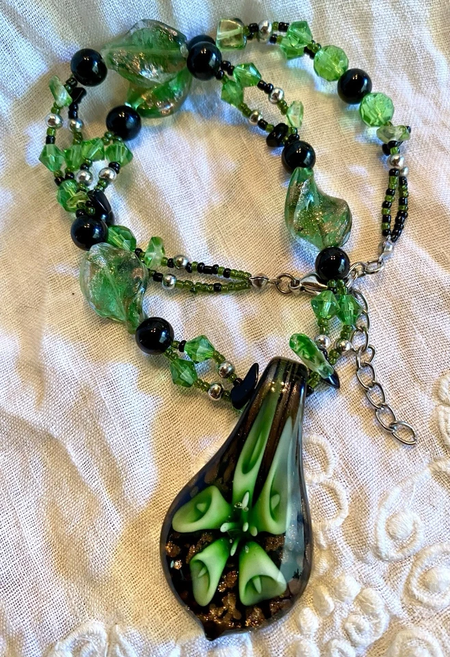 Collar artesanal de vidrio estilo Murano con motivo floral verde y negro Foto 4 de 4