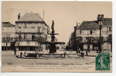 VITRY LE FRANCOIS - Marne - CPA 51 - la place d'armes et la fontaine 11