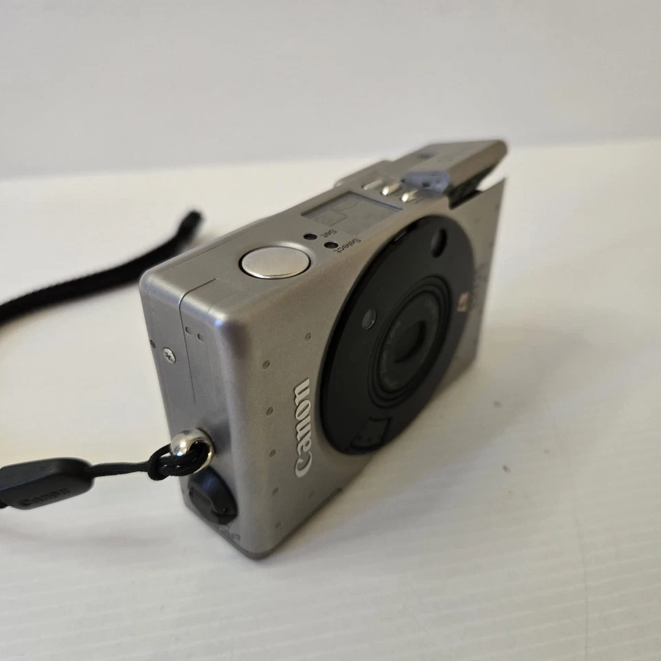 Canon IXUS APS Film Camera w/ Case & Manual – Powers On, Flash Sticks - Image 4 of 4